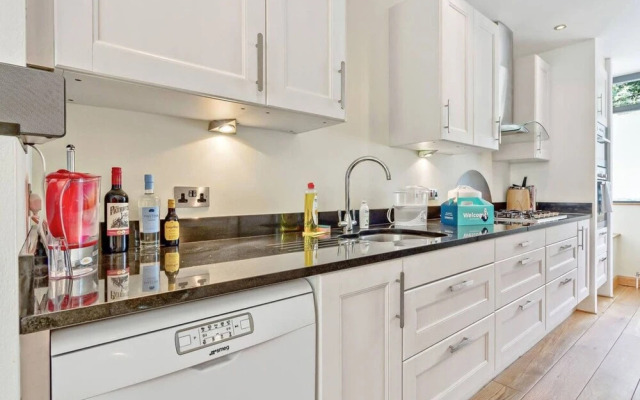 Stylish and Bright 3 Bedroom Duplex in North London