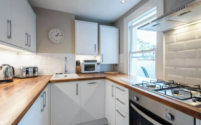 Stylish Fulham Flat With Patio by Underthedoormat