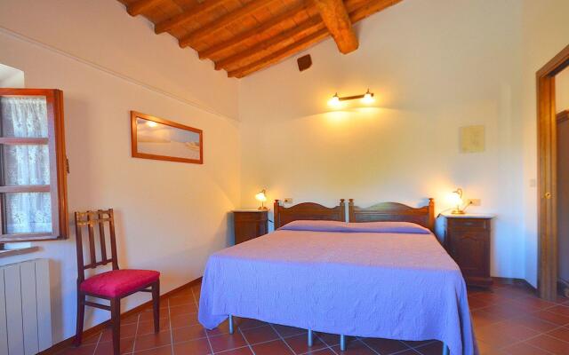 Scenic Farmhouse in Peccioli with Swimming Pool near Lakes