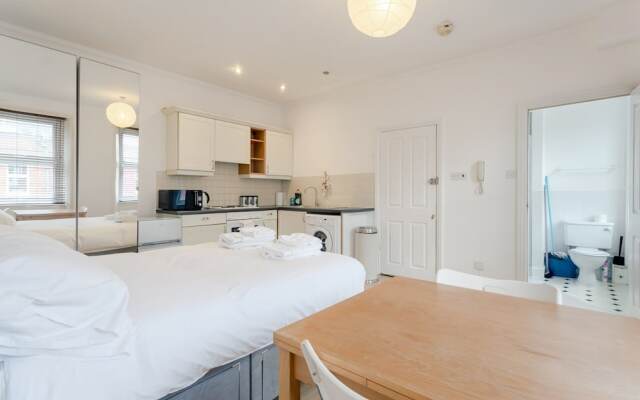 Spacious Studio in West Kensington