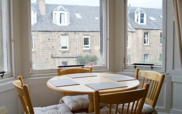Traditional 2 Bedroom Apartment In Edinburgh