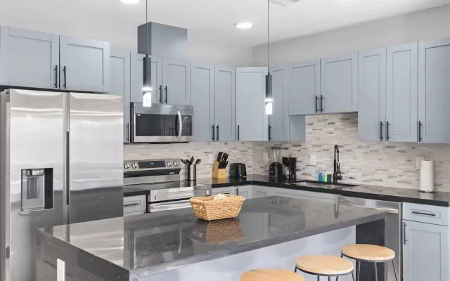 Modern 4-BR House with Free Parking