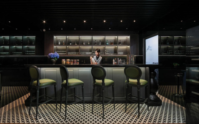 May de Ville Crown Hotel