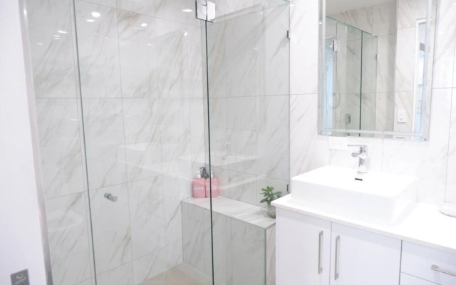 Beautiful 1 Bedroom Gold Coast Retreat With Free Parking