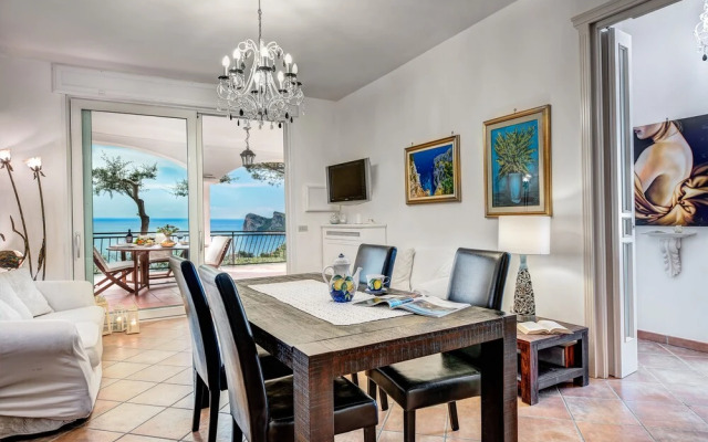 Medusa and the Seahorse Villa