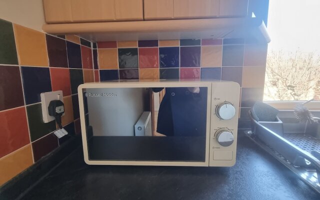 Lovely 2 Bedroom Apartment With Private Parking