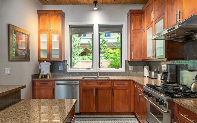 Blackhawk 2817 4 Bedroom Townhouse by RedAwning