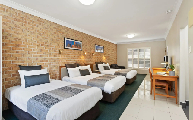 Coopers Colonial Motel