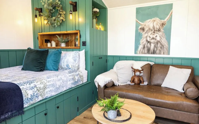 Willows Rest - 1 Bed Shepherd's Hut - Pentlepoir