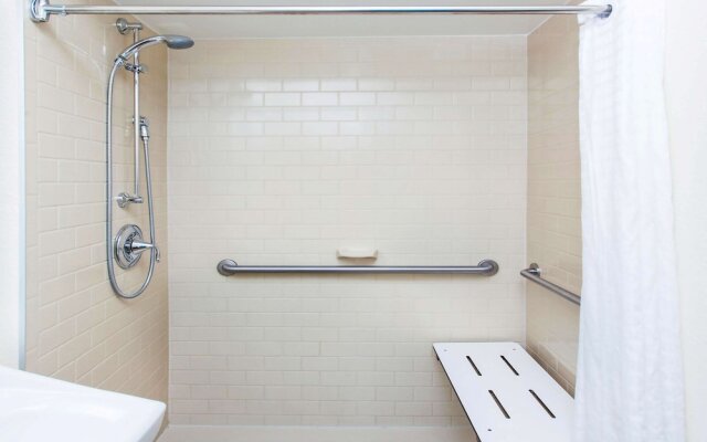 Candlewood Suites Wichita Northeast