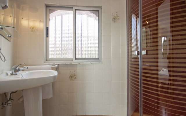 Villa - 12 Bedrooms with Pool and WiFi - 104986
