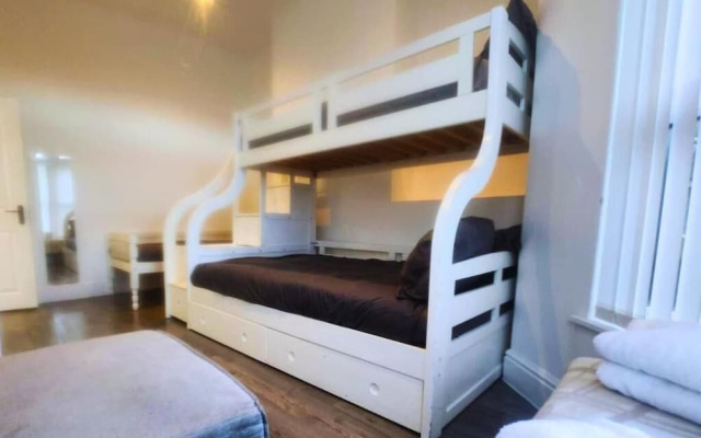 Kop View Rooms near Anfield