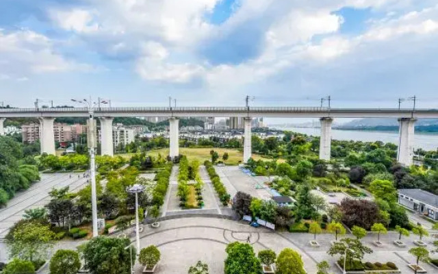 Hongqiao International Hotel (Yichang Yanjiang Avenue Natural Tower)