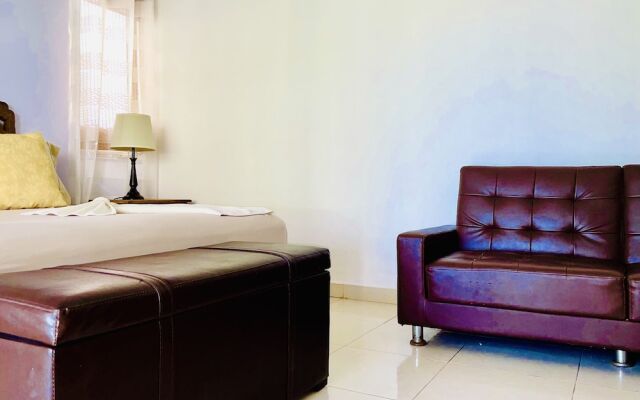 "room in B&B - Deluxe Jacuzzi Balcony Room With Swimming Pool Air Conditioning and Parking"