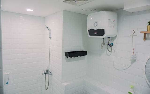 Comfortable And Homey Studio Loft At Kingland Avenue Apartment