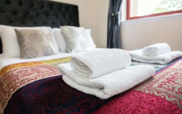 2 Bed Flat - Sleeps 4 - Parking - Wifi