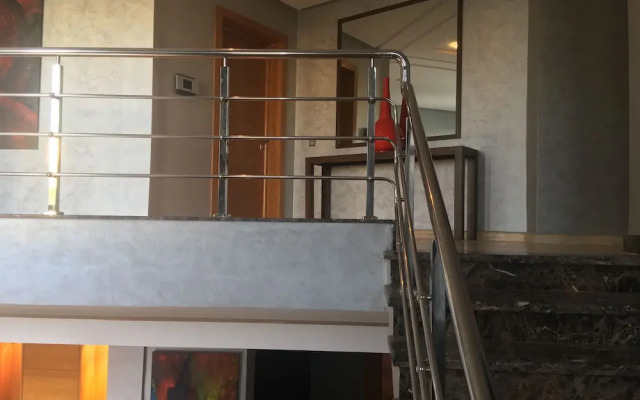 Luxurious 5 Bedrooms Villa Ref HI51053