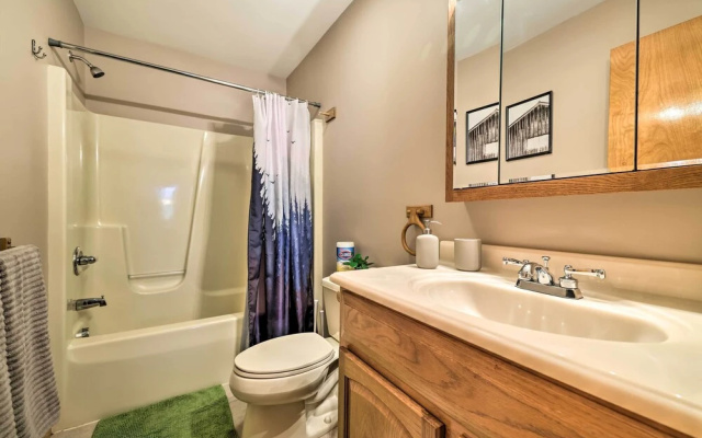 Hot Tub, Lake Access: Spacious Poconos Getaway!
