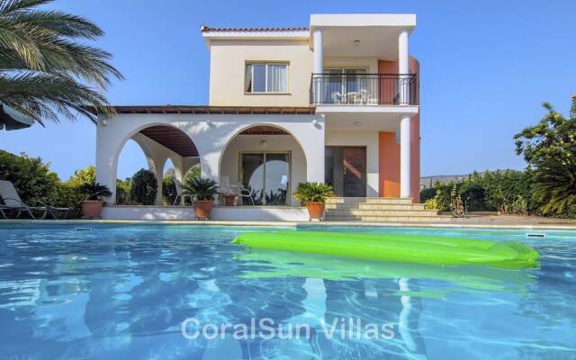 Amazing Pool, Complete Privacy, Amenities and Beach Nearby