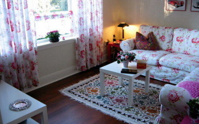 Charm of Qualicum Bed and Breakfast