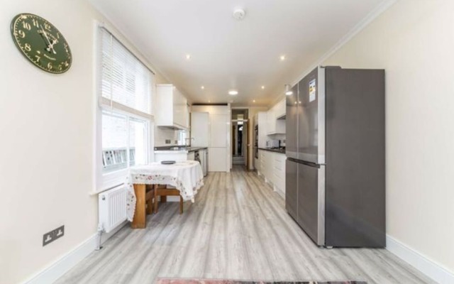 Inviting 6-bed House in London