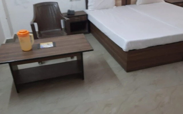 Goroomgo Ambikalia Palace Agra