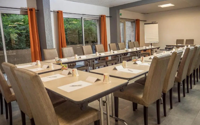 Отель Logis Hôtel Uzès Pont du Gard