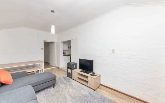 Peaceful 1BD Flat w/ Private Gardenrondebosch