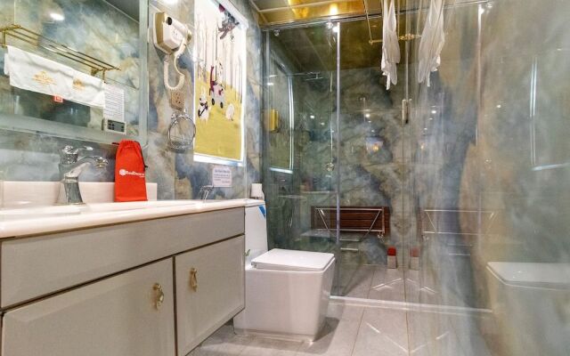 RedDoorz Premium @ Cao Thang Street