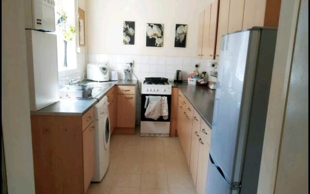 private home. Entry b'yard free parking.