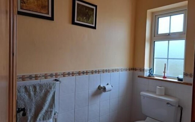 Spacious 6-bed House 10 Minutes From Knock Airport