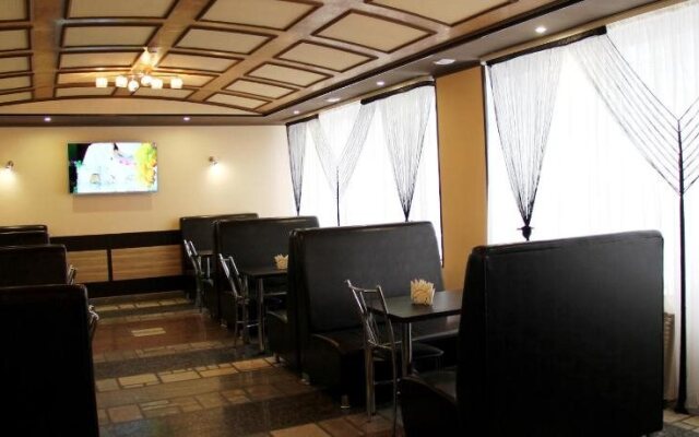 Oasis Hotel - Hostel