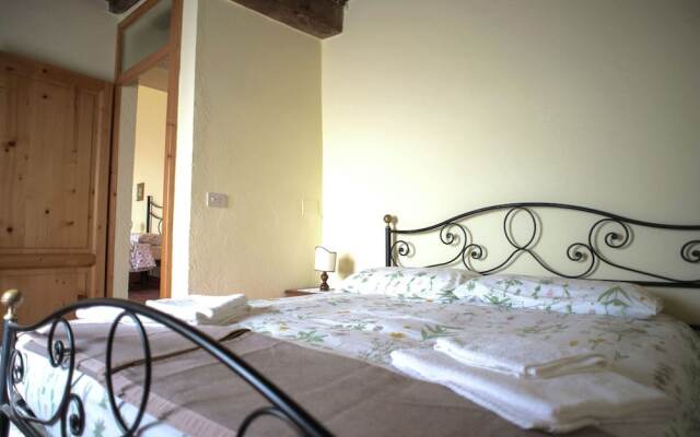 A Quaint Farmhouse in Paciano with Swimming Pool