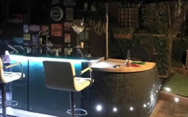 Beautiful 1-bed Secluded Cabin, With bar & Fire