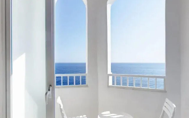 Seafront Apartment, Marvelous Views GR8 Location