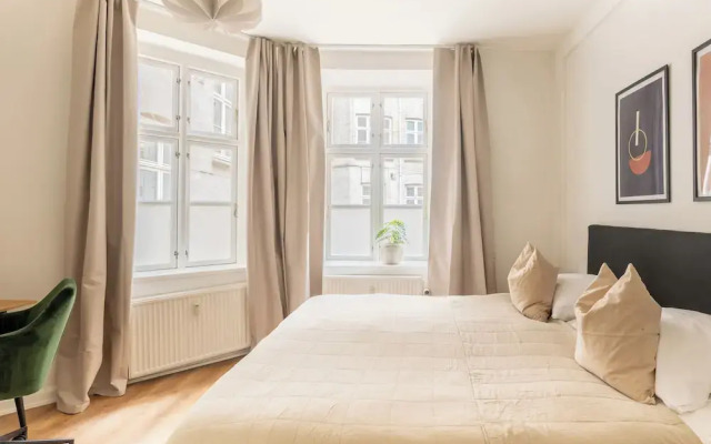 Sanders Noble - Fantastic 5-bdr Apt in the Capital