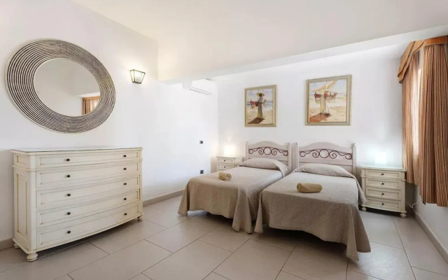 3 Bed Villa - Sleeps 6 - Pool - Hottub- Parking