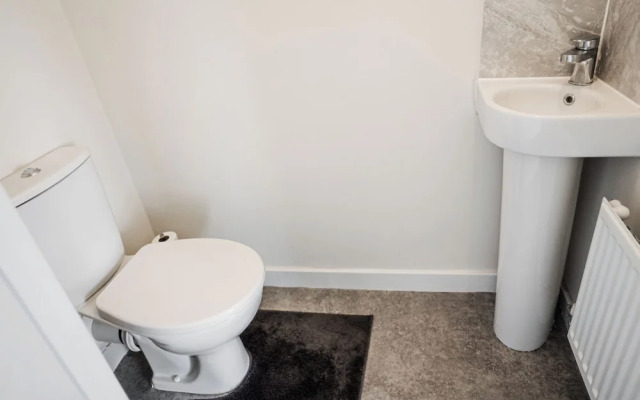 Stunning 2-bed House in Manchester With Canal View