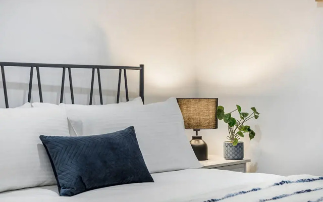 Executive Unit With Pool and Gym Near Riverfront