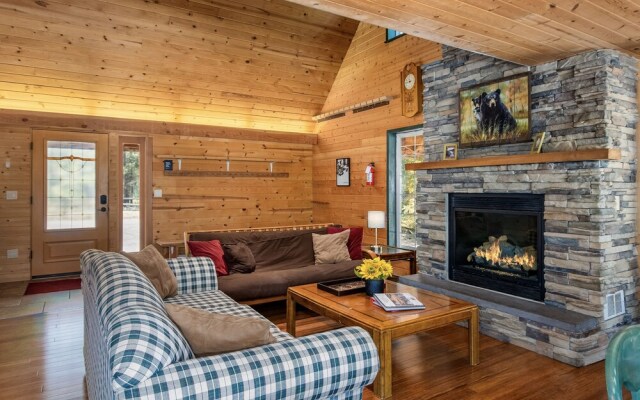 Pine Acres 4 Bedroom Home by NW Comfy Cabins by RedAwning