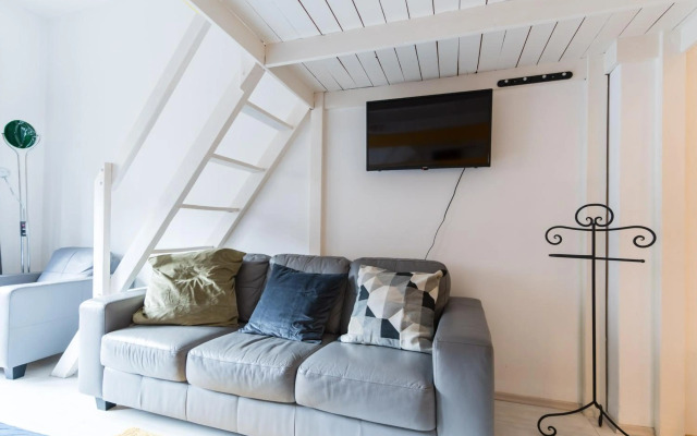 Sunny Studio with balcony in Party District