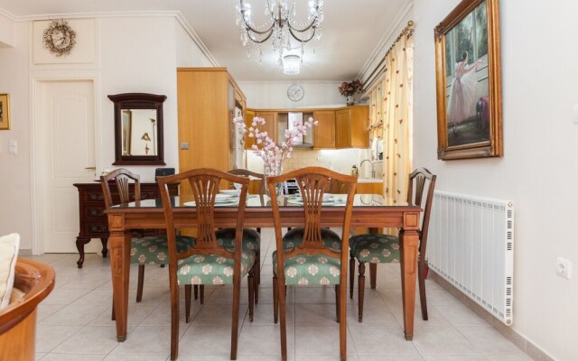 Deluxe 2 Bedroom apt in Petroupoli