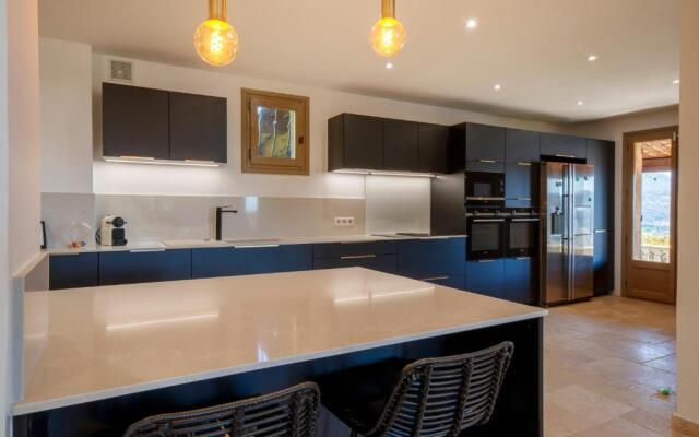 06T - Spacious villa with sea view- pool - jacuzzi-sauna