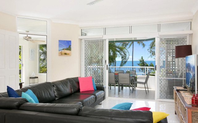 The Beach House 3BR Waterfront Apartment, Own WIFI