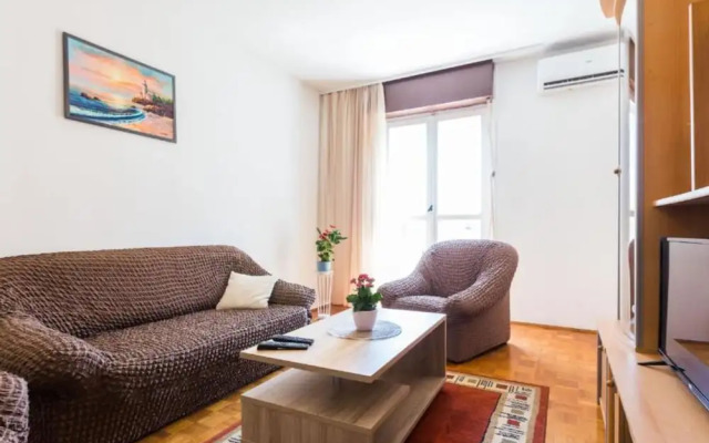 Stylish Two Bedroom Apartment Retreat With Balcony in Zadar