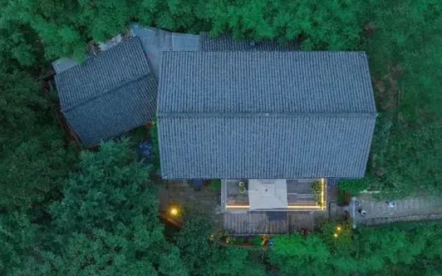 Two Mountains Villa & Courtyard