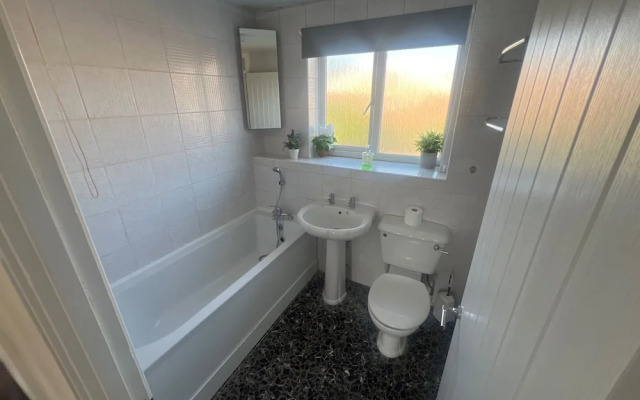 Charming Houghton Regis House With 4 Bedrooms