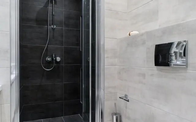UPSTREET Acropolis Core Bright Modern Apt
