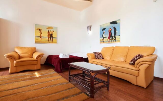 Апартаменты Home-Hotel, ул. Хорива, 15