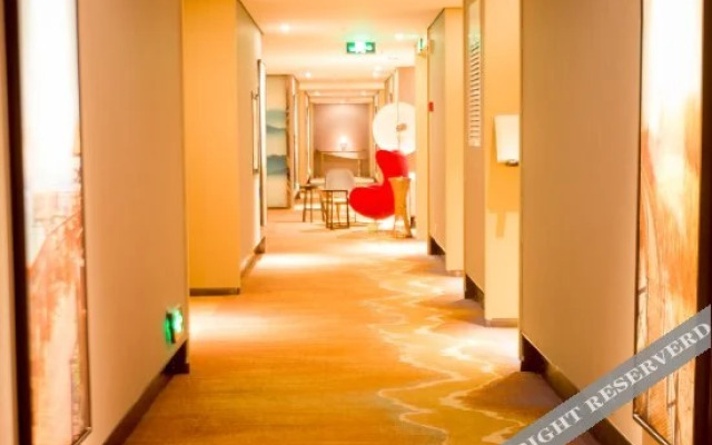 Elong Deluxe International Hotel (Yingcheng Plaza Yigou City)